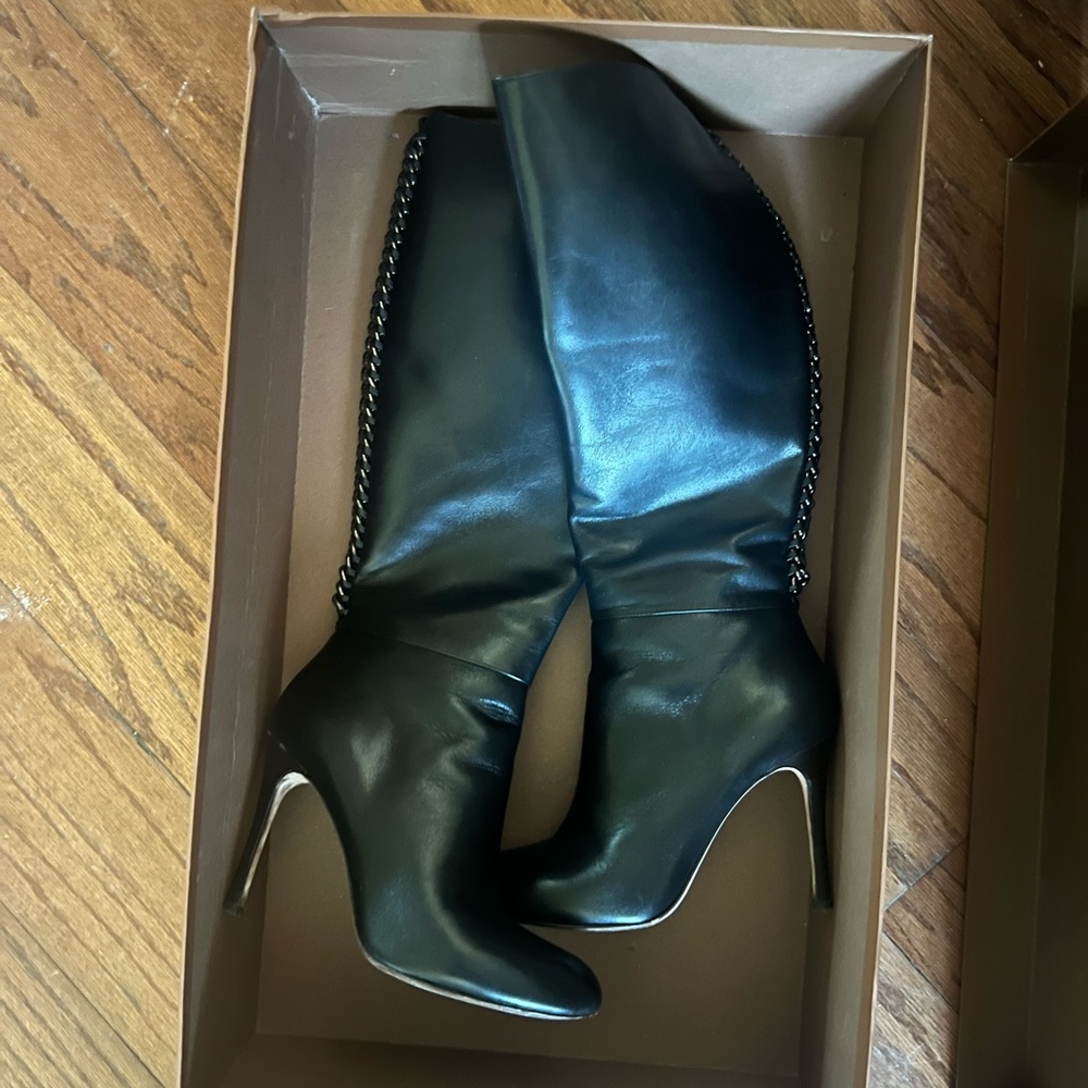 Elegant Black Heeled Boots - Picture 5 of 10